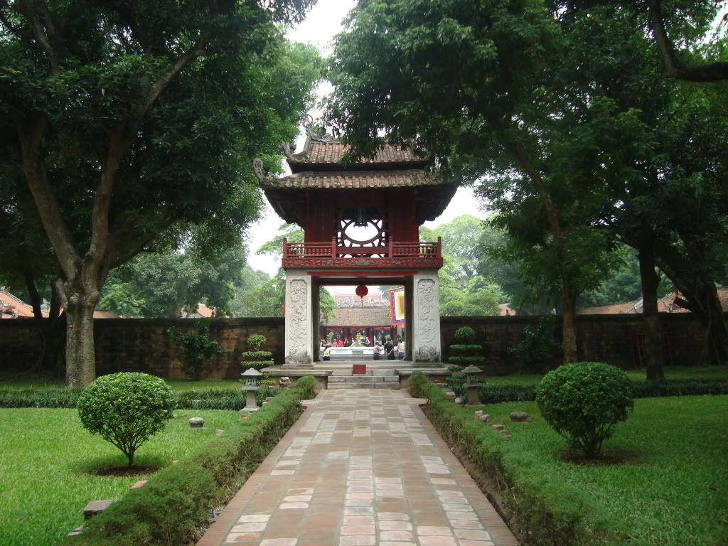 Quoc-tu-giam-hanoi-city-tour