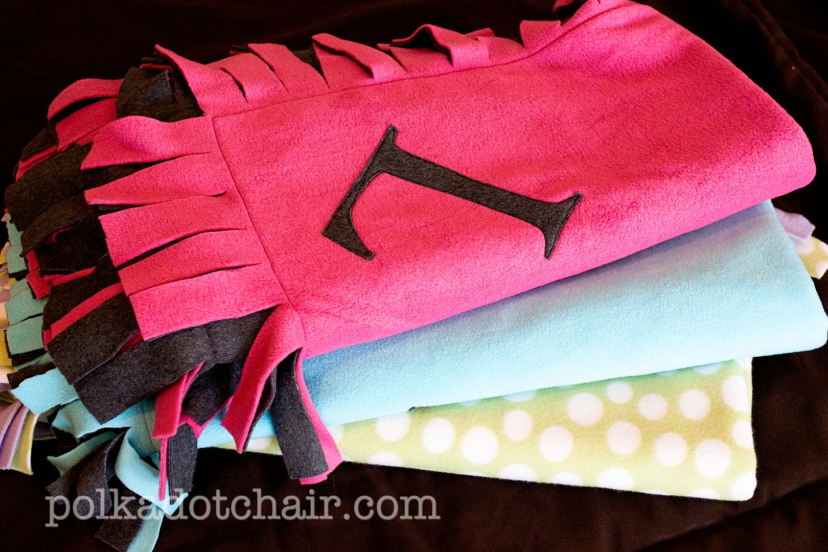 Fleece is such a great fabric to work with. Here are 30 fleece sewing projects to make (and a few no-sew projects too!) Pillows, blankets, scarves and more!