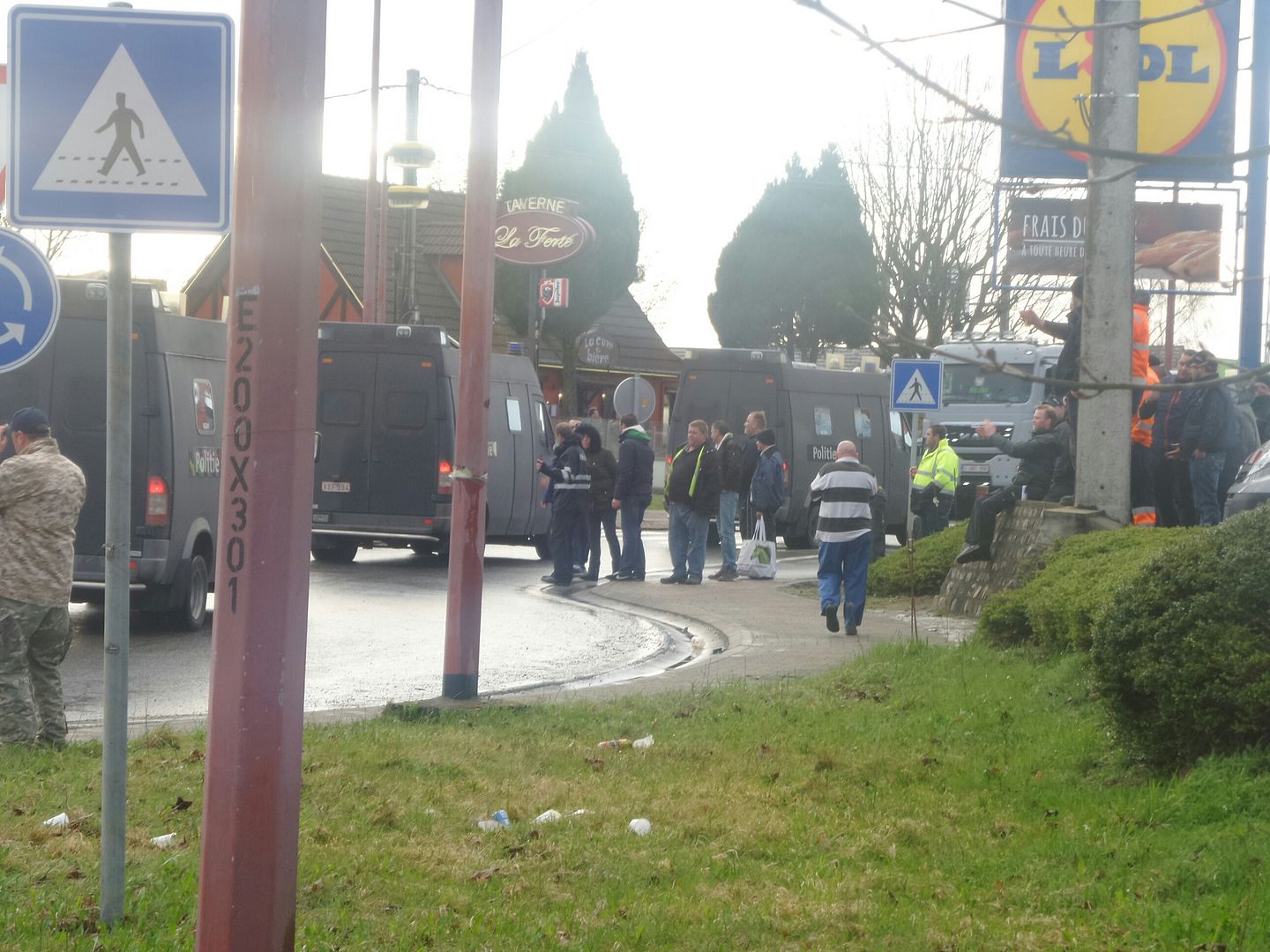 05/04/2016 - Hainaut : déclenchement PIM suite au blocage par les camions + photos Erqueline%20camion%20%201