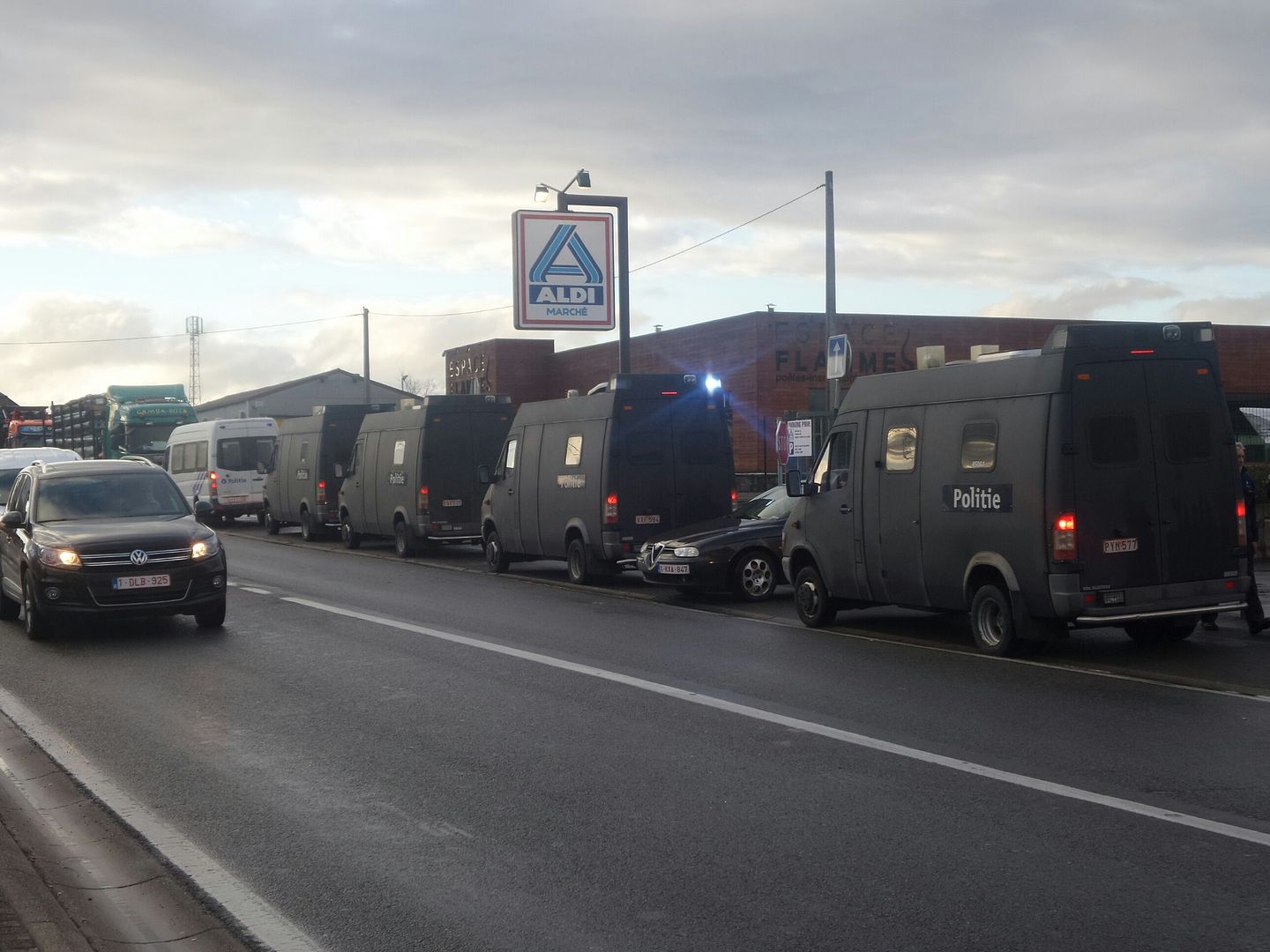 05/04/2016 - Hainaut : déclenchement PIM suite au blocage par les camions + photos Erqueline%20camion%20%202