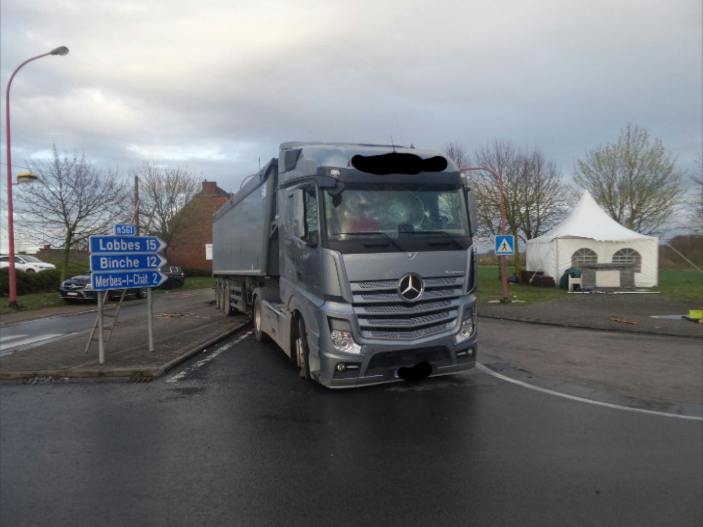 05/04/2016 - Hainaut : déclenchement PIM suite au blocage par les camions + photos Erqueline%20camion%20%203