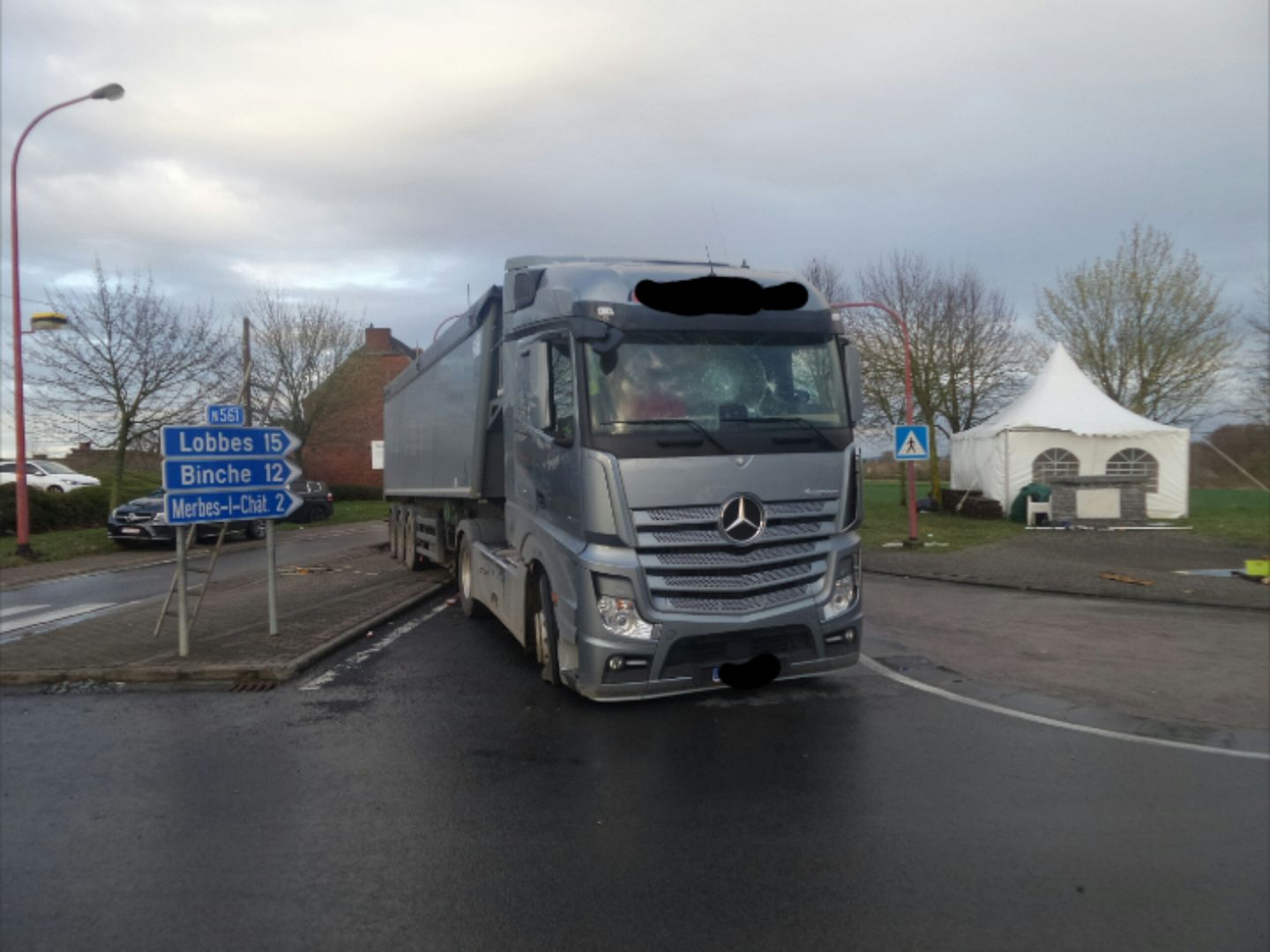 05/04/2016 - Hainaut : déclenchement PIM suite au blocage par les camions + photos Erqueline%20camion%20%203